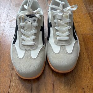 Woman’s De Florance White and Black Sneakers